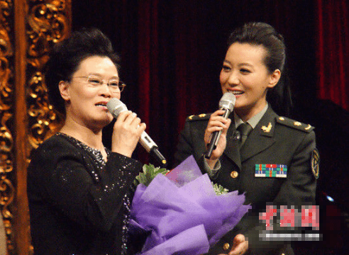 舞台|歌唱家谭晶：成名后给年迈的父母补办婚礼，风光背后尽是眼泪！