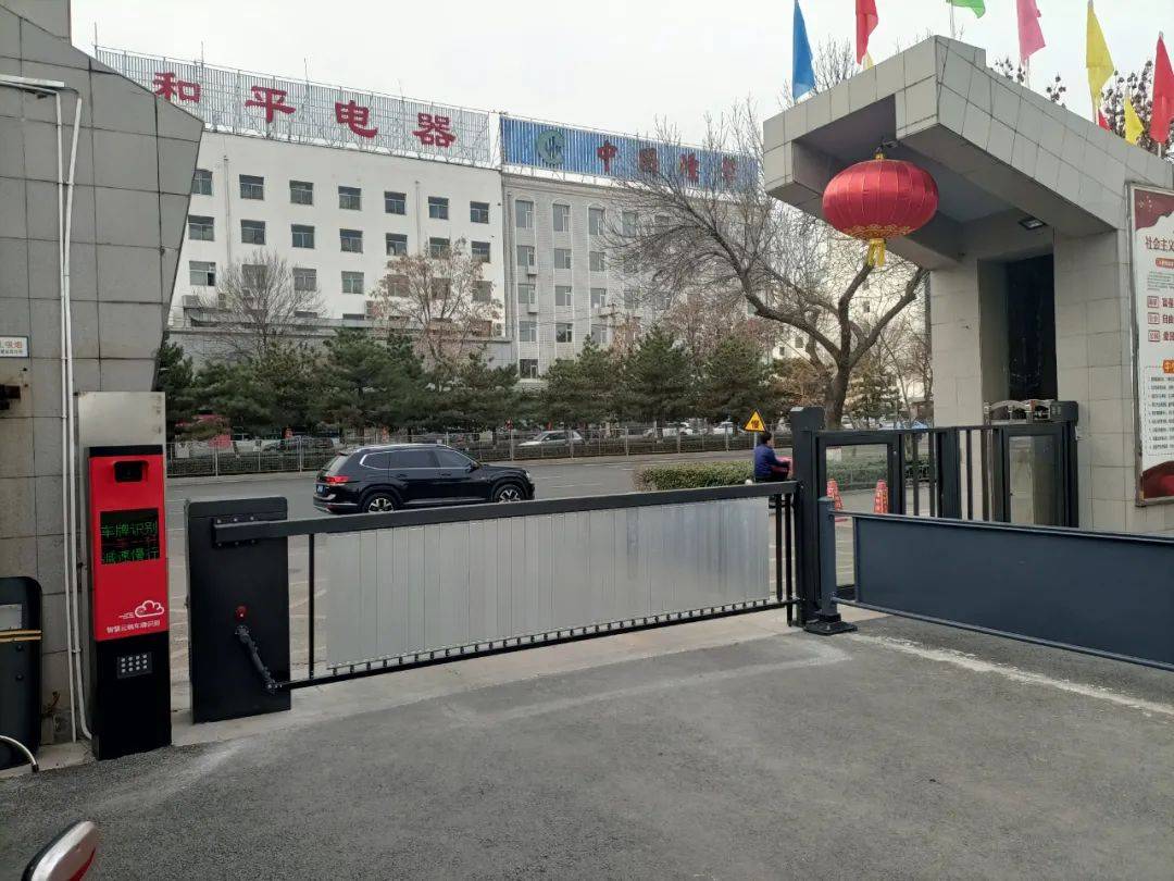 我校"人车分流电子门禁系统的使用运行,实现了学生安全与疫情防控的