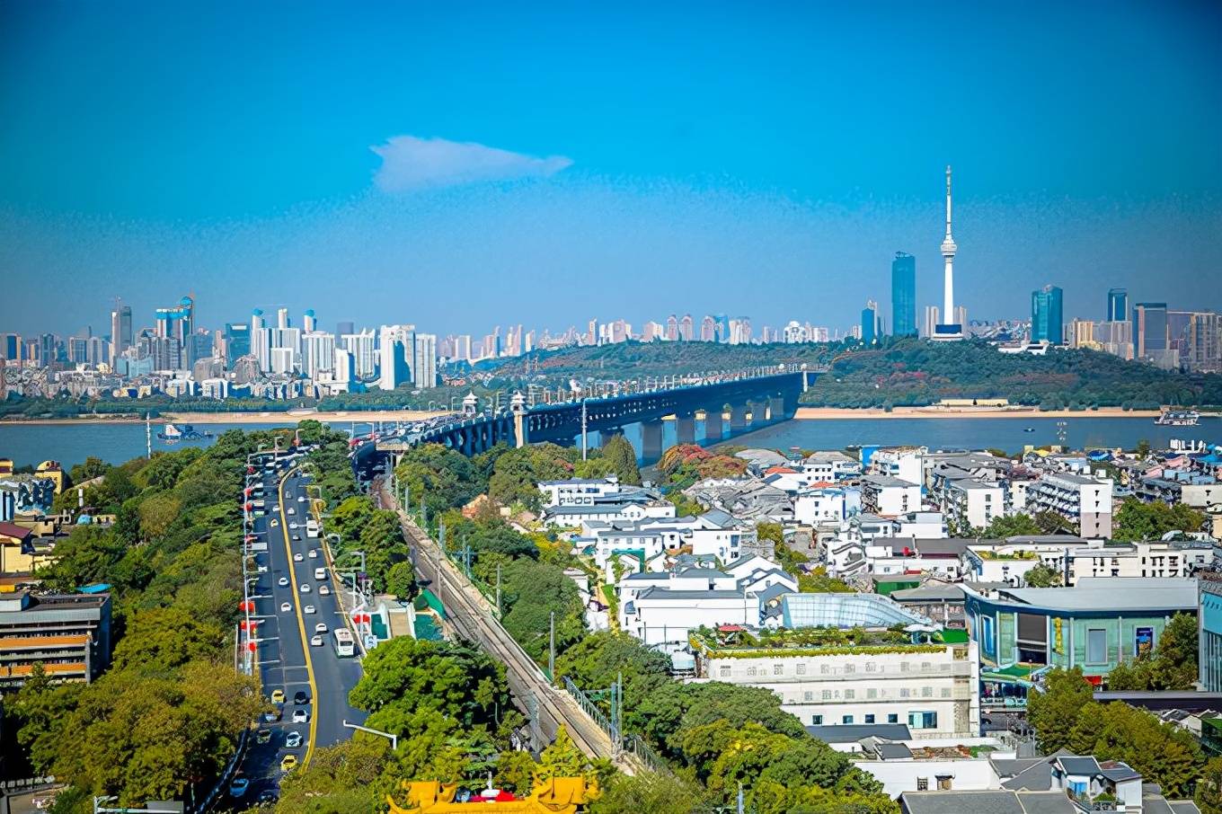 武汉长江大桥：万里长江第一桥，免门票，是俯揽城市美景的好去处