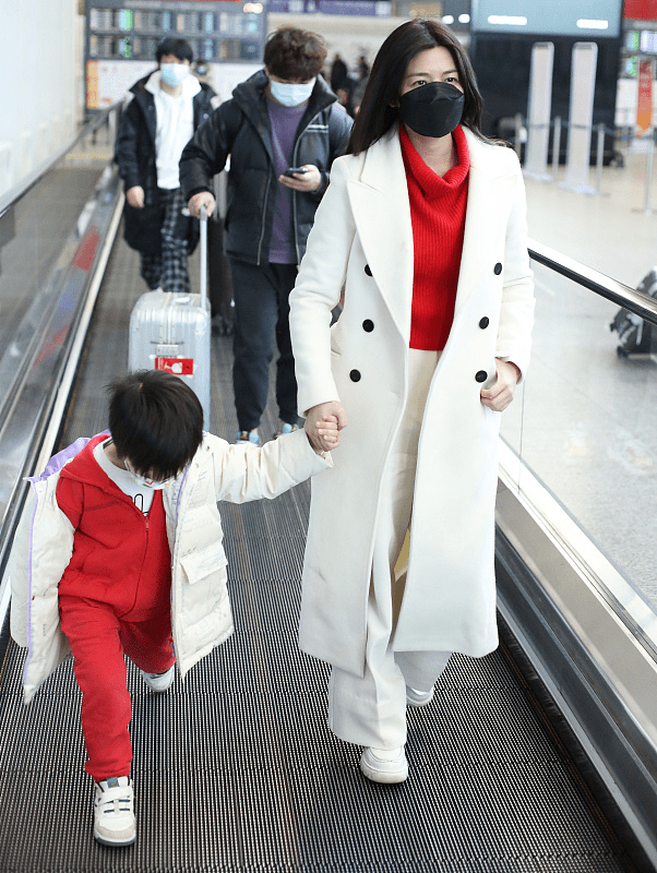 母子俩 陈妍希把机场当秀场，手牵儿子大步走路像走秀，母子俩穿得真养眼