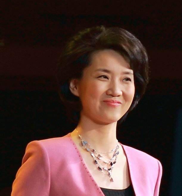 原创56岁李修平素颜现身仪态端庄大方一举一动优雅十足