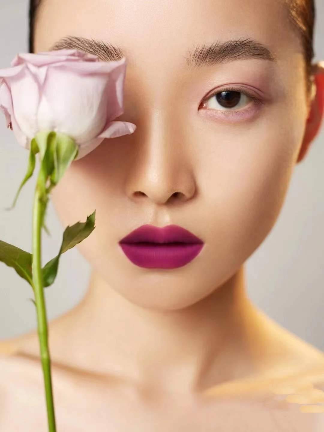 口红40+女人不适合化妆？别因年龄放弃美，学会这些技巧画出精致妆容