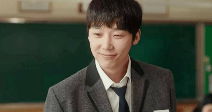 《顶楼》中扮演了金素妍的前夫,清雅医院院长河尹哲一角