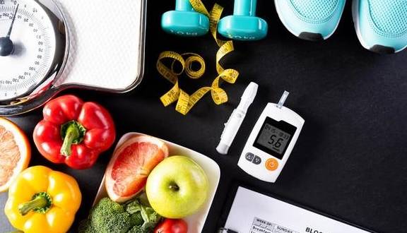 血糖|为什么糖尿病容易出现低血糖？有哪些症状，应该如何自救呢？