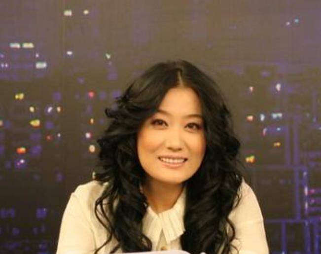 发型佟丽娅夫妇和朋友聚会，扎丸子头打扮靓丽，我却被43岁谭晶美到了