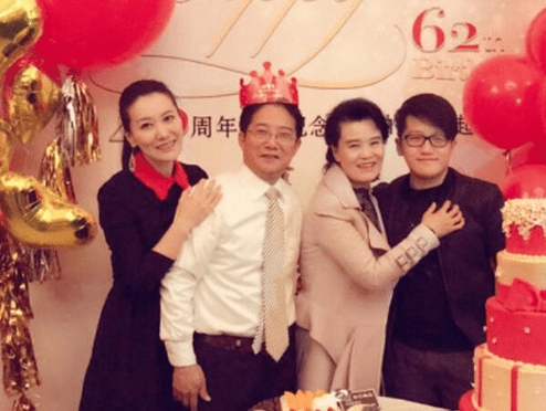 舞台|歌唱家谭晶：成名后给年迈的父母补办婚礼，风光背后尽是眼泪！