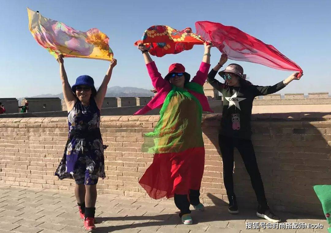 颜色 这些上海奶奶有多会穿?65岁奶奶的穿衣打扮,比90后女生还时髦