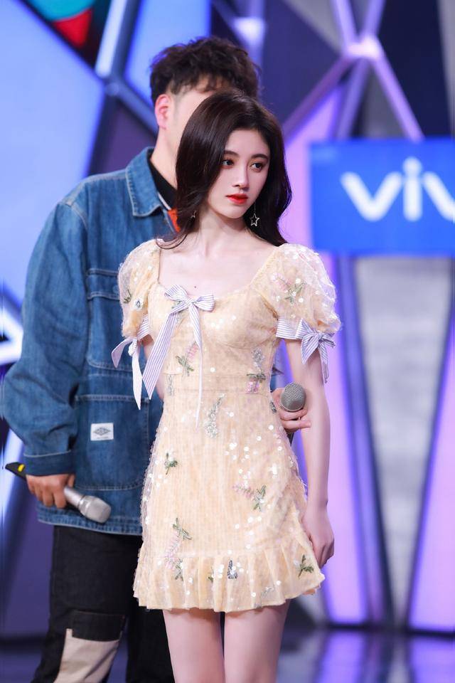 陪衬 鞠婧祎不愧四千年美女,亮片黄裙撞衫吴宣仪,气质上略胜一筹