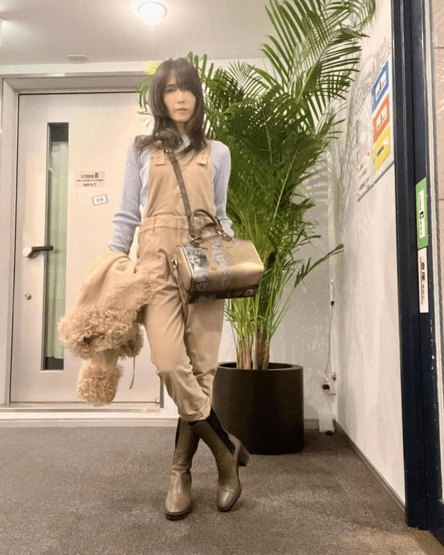 身材 工藤静香罕见和妈同框，80岁妈妈身材过分骨感，穿高跟年轻似40岁