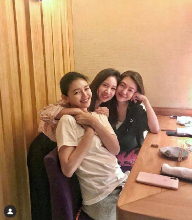 原创大s姐妹俩聚餐穿t恤扎丸子头笑得像个少女小s眼睛浮肿像哭过