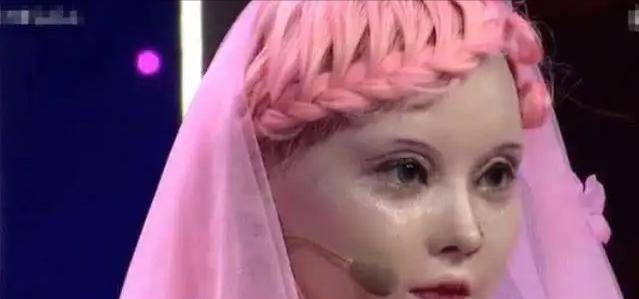 底子真人芭比迪丽拉卸妆辟谣，却只擦了眼妆与眉毛，吃饭都不敢张嘴