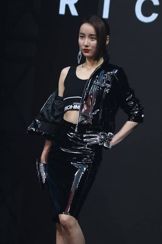 原创吕一变身热辣小狐狸全黑穿搭秀身材但还是乖巧可爱占上风