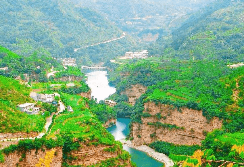 中国最“隐秘”村庄，在井底千年的世桃源，出行全靠“通天石梯”