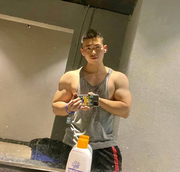 原创撸铁锻造霸气好身材上半身健壮饱满健身前后对比照判若两人