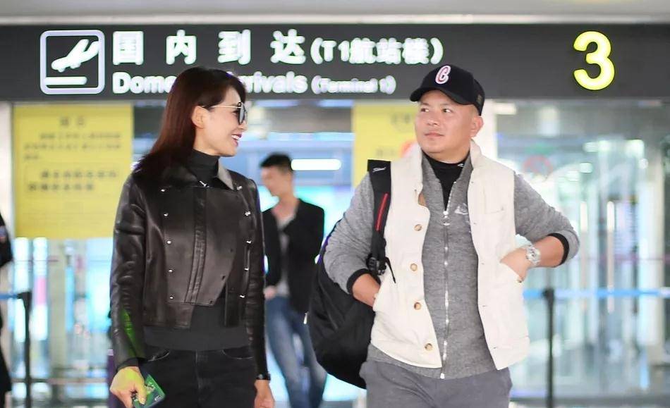 一身 41岁刘涛现身机场柔中带刚，39岁丈夫陪伴左右，默契对视充满爱意