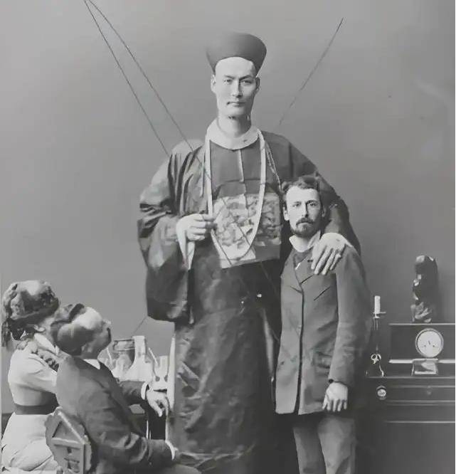 清朝的巨人身高319米娶英国女子儿子回乡探亲被扫地出门