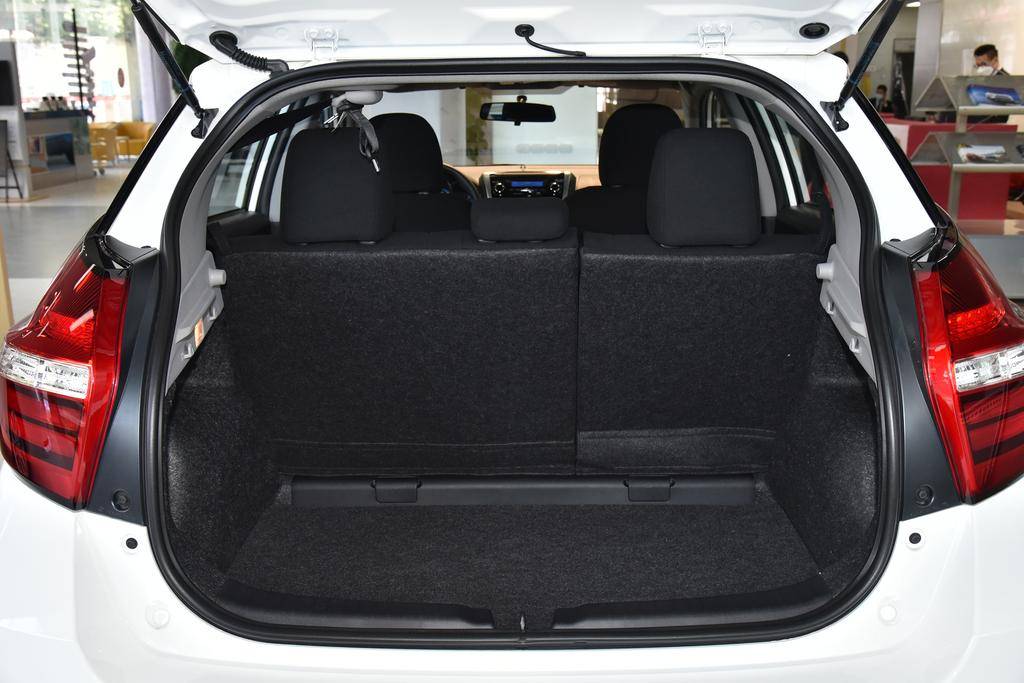 威驰fs后排座椅支持40:60比例放倒,放倒座椅后进一步拓宽了后备箱空间