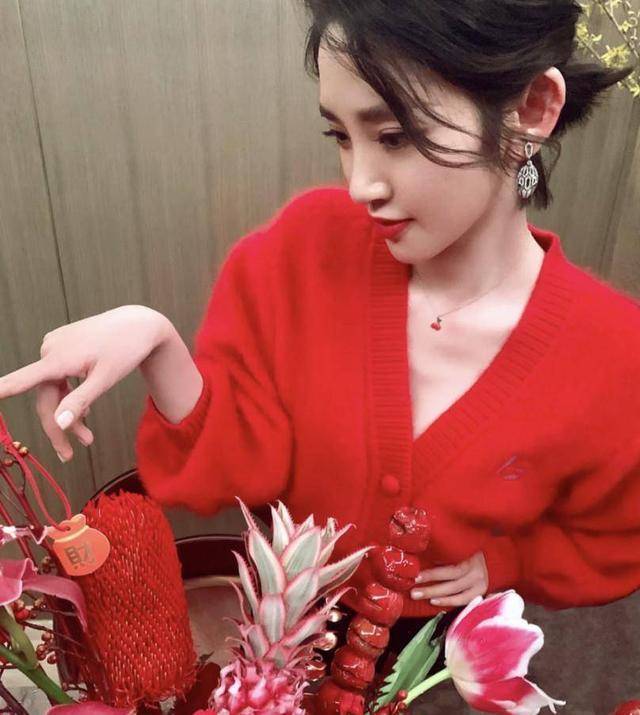 花花“人比花娇”的唐艺昕，生完孩子身材恢复原来的样子，让人羡慕