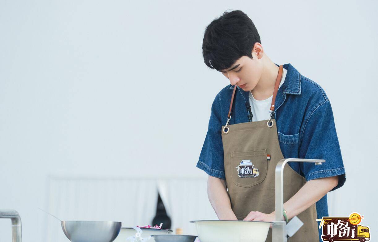 因为|一顿饭足以证明檀健次比龚俊更适合《中餐厅》，节目口碑要逆袭了！！