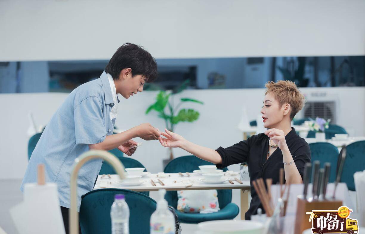 因为|一顿饭足以证明檀健次比龚俊更适合《中餐厅》，节目口碑要逆袭了！！