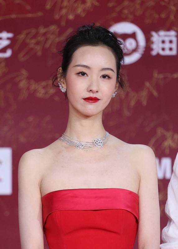 黑色 抹胸礼服太显气质了吧，纯色都能穿出时尚感，就连陈都灵都爱