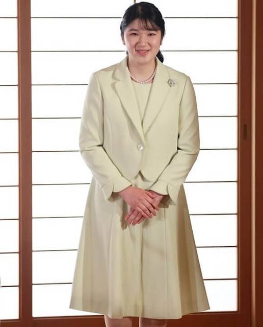 原创日本爱子公主独自现身发布会不合身的裙子显得她好胖老气横秋