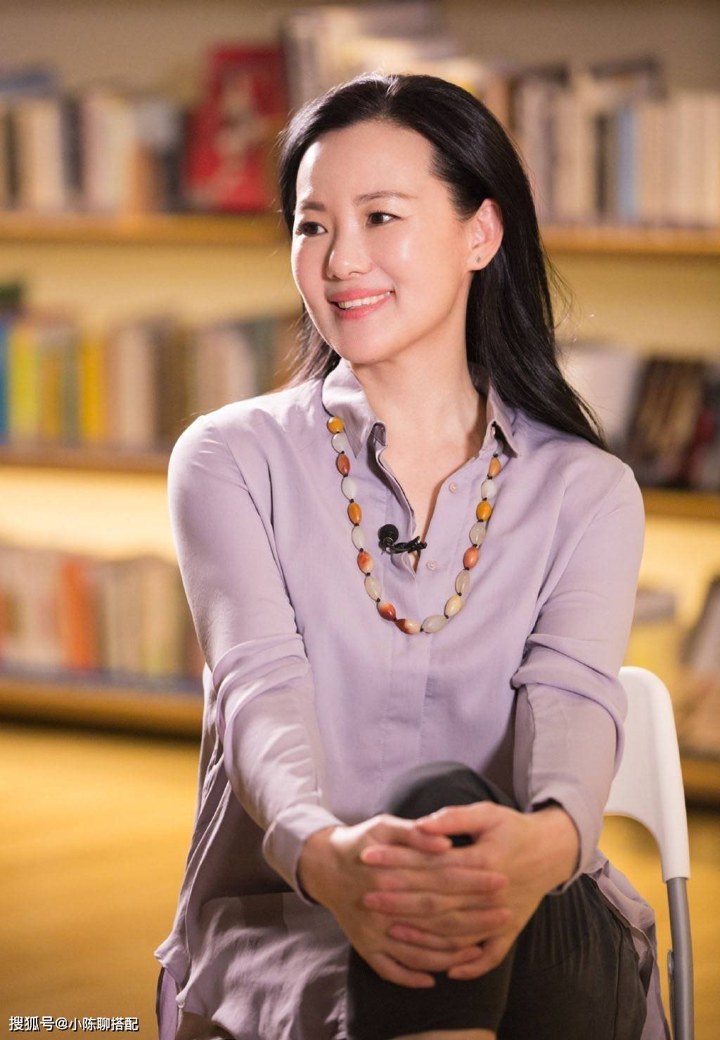 黑色 衬衫+半裙、衬衫+烟管裤,40+女人这样穿,干练又优雅