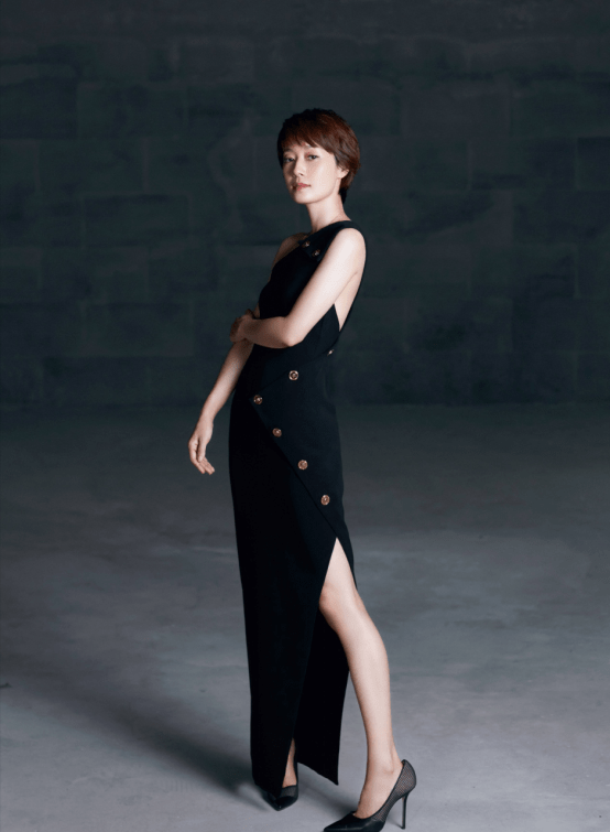 原创马伊俐气质搭配一袭单肩黑色礼服尽显成熟优雅魅力