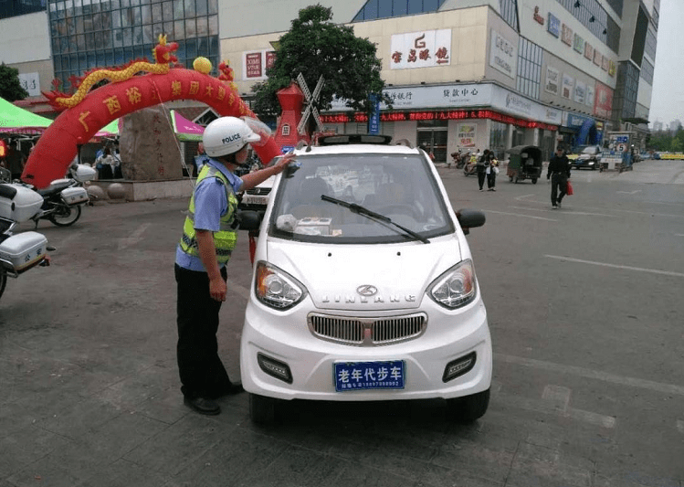 对无证驾驶的老年代步车 管理应该放宽还是彻底取缔 你怎么看 乐惠车