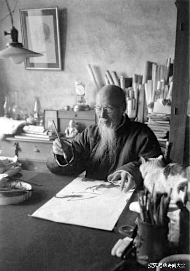 原创齐白石珍贵老照片画作随意挂在墙上狭小的画室里蹲着一只猫