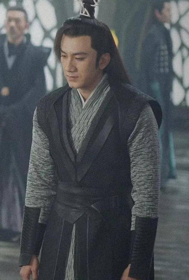 鱼尾|《与君初相识》首播！任嘉伦腹肌太假，热巴颜值在线妆造却拖后腿