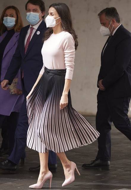 西班牙王后招待总统夫妇!穿褶皱裙好懂时尚,49岁了依旧美得优雅