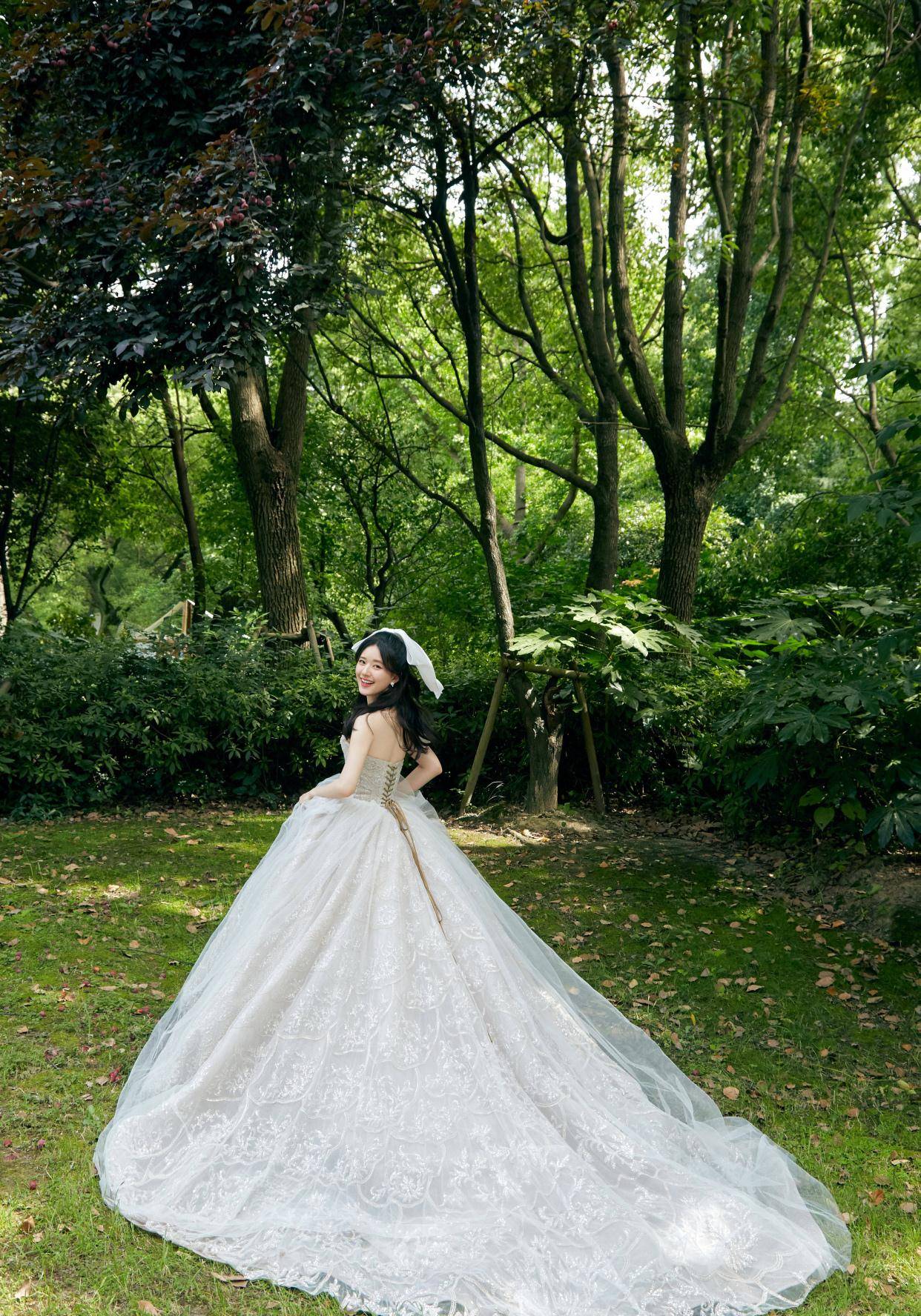 赵露思 赵露思生图与精修无差别,穿白色纱裙又甜又美,实力演绎在逃公主