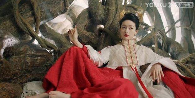 鱼尾|《与君初相识》首播！任嘉伦腹肌太假，热巴颜值在线妆造却拖后腿