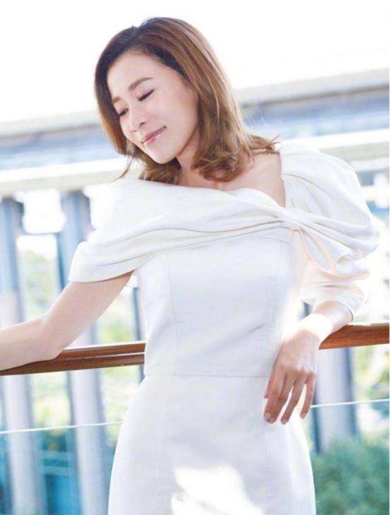 进行44岁的佘诗曼颜值依旧在线，肤质白皙宛如少女，完全不输90后