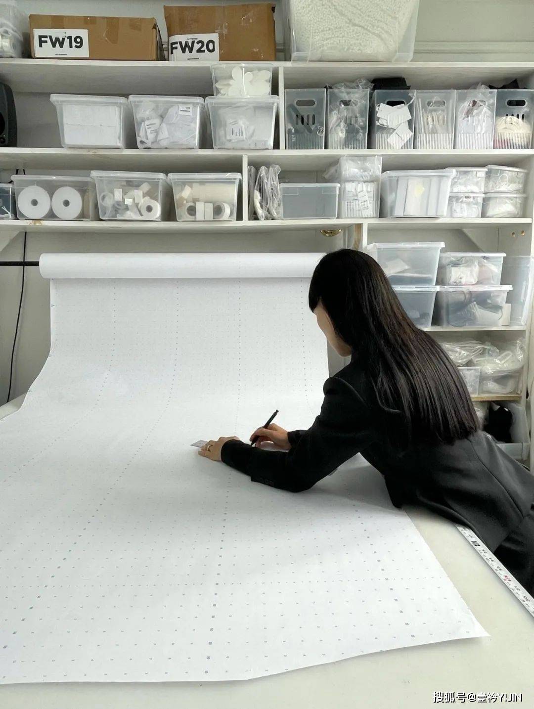 no 越脱离现实就越时尚？轮廓大师Melitta看着手中的围裙与吸尘器第一个say no