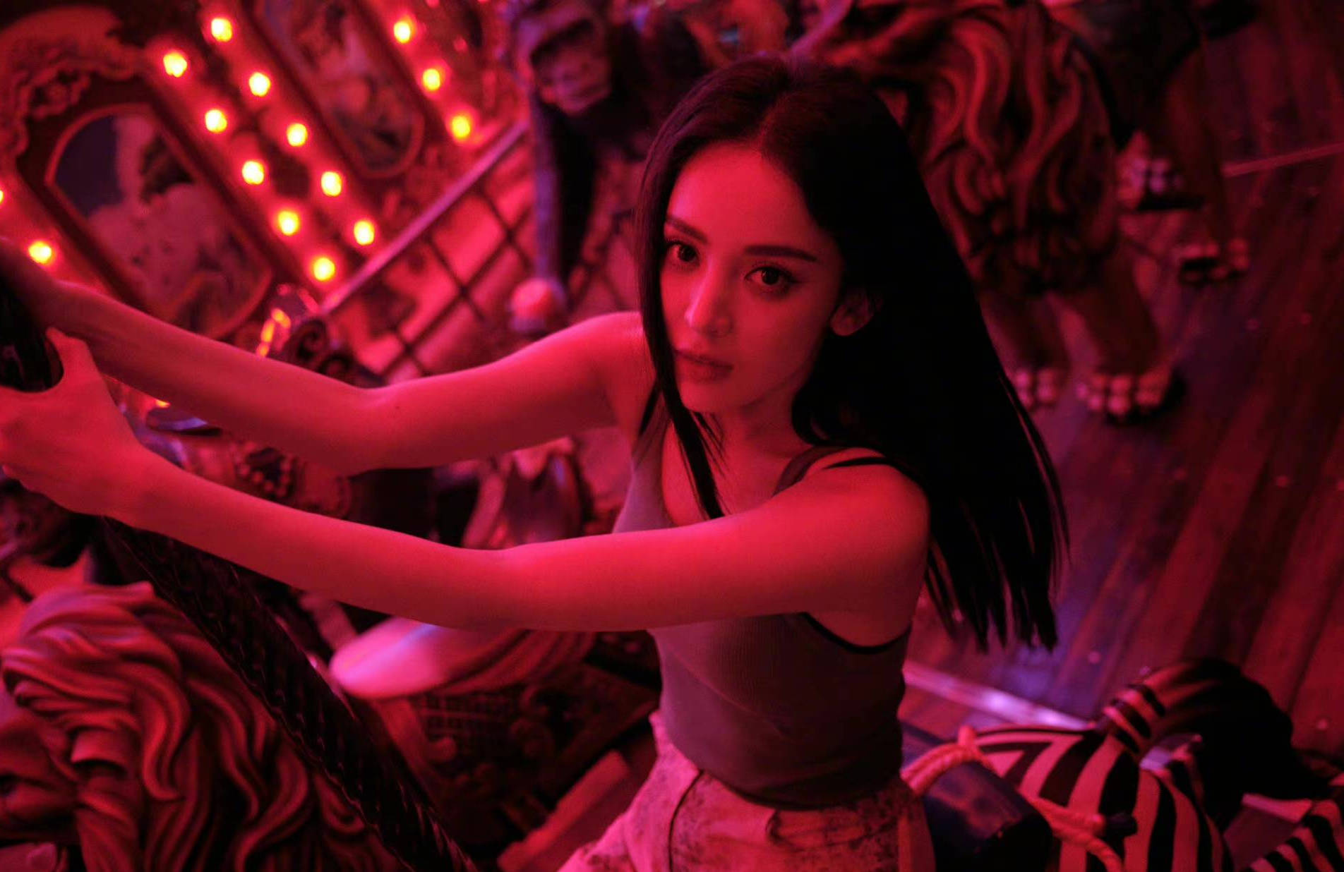 娜扎穿吊带长裙秀天鹅颈 一颦一笑美艳清冷惹人怜