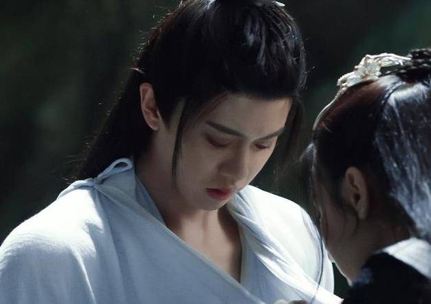 鱼尾|《与君初相识》首播！任嘉伦腹肌太假，热巴颜值在线妆造却拖后腿