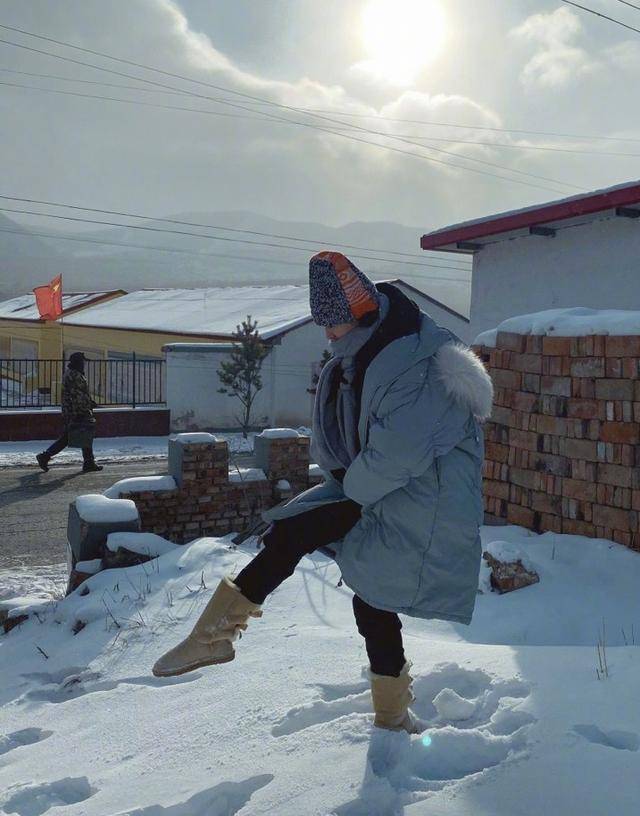 黑色 关晓彤终于“认怂”，黑色裤子塞进雪地靴，配浅色羽绒服活力搞怪