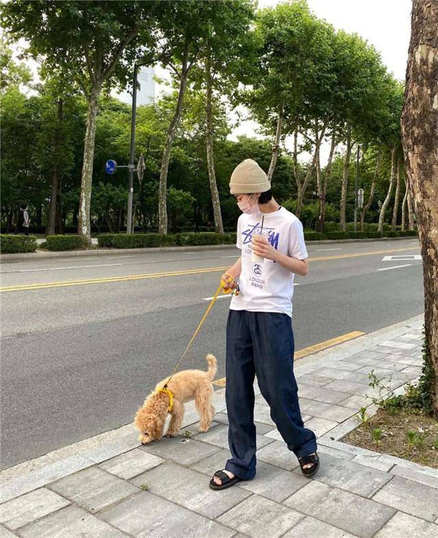 材质 满柜子的“阔腿裤”不腻吗？今年流行的是“奶奶裤”，洋气还百搭