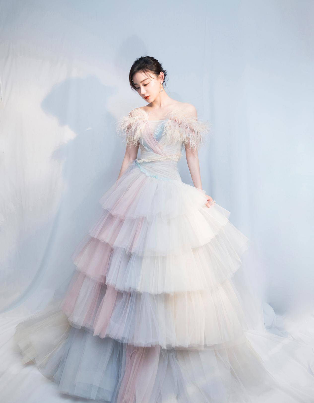 身材 54岁温碧霞好不服老，穿深V蛋糕裙硬“凹“造型，但这头红发太土气