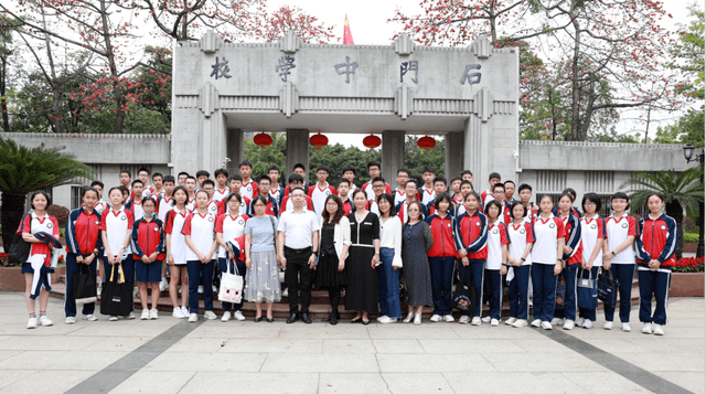 石门中学总务处副主任,高一年级主任胡庆生代表学校热情接待来访师生.