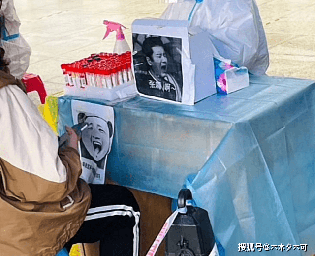 任国超|任嘉伦白鹿表情包被玩坏，被用作核酸检测示范图，网友：让我笑会