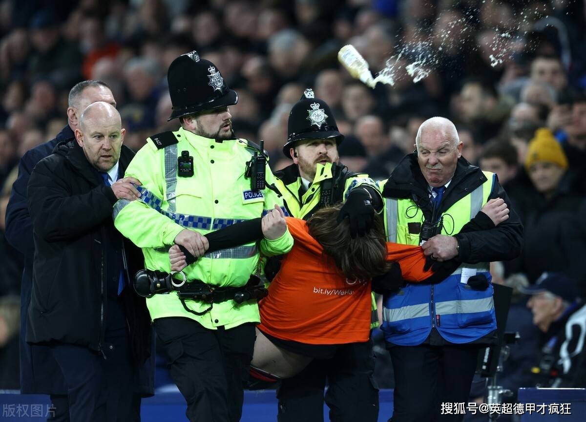 原创球迷闯入场内把自己拴在门柱上安保人员用大台钳才能剪断扎带