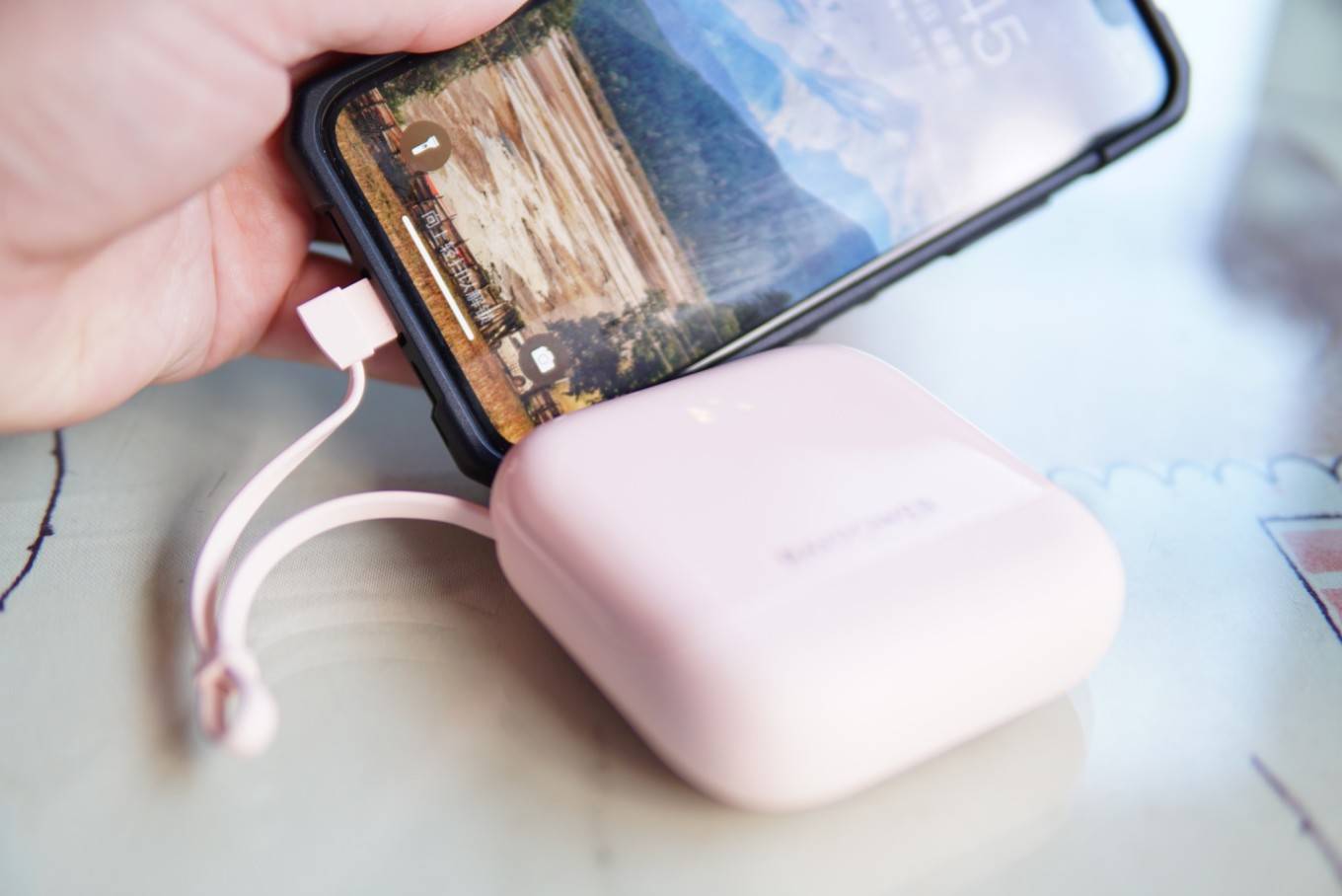 手机|短途旅行充电能量块，RAVpower 6000快充自带线充电宝