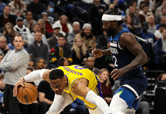 声浪推至顶峰,今日早间,当威少落地多伦多时,更是被当地球迷开口嘲讽