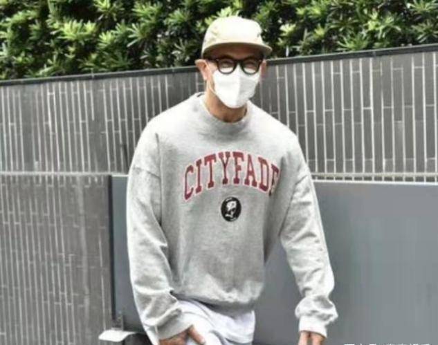 身材 具俊晔隔离首露面，休闲装藏不住肌肉身材，体育生打扮哪像53岁