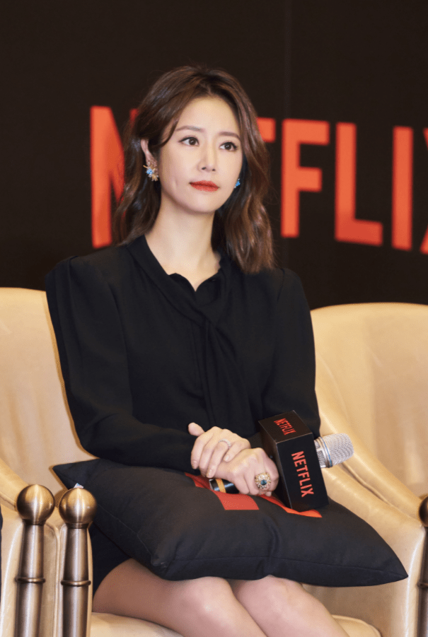 披肩 林心如穿小黑裙太美了，一袭黑色长裙高贵冷艳，长发披肩尽显温婉