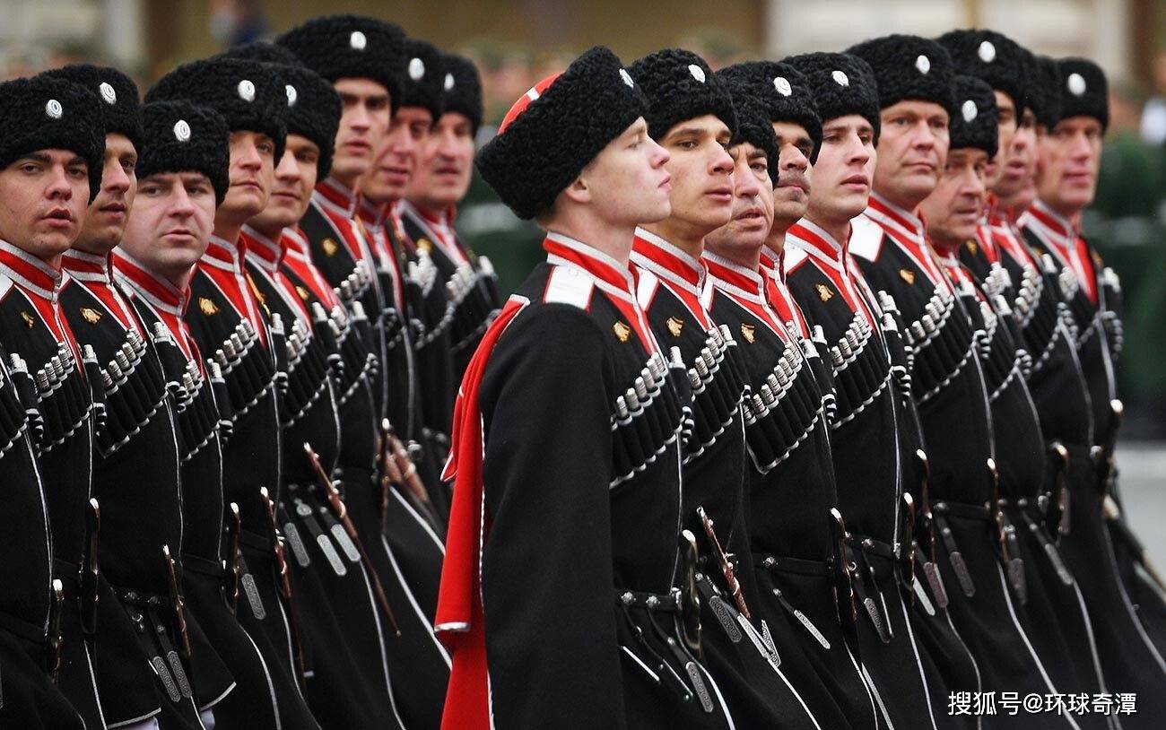 在莫斯科胜利日阅兵式上,全俄哥萨克协会的军人在游行1992年,军队正式