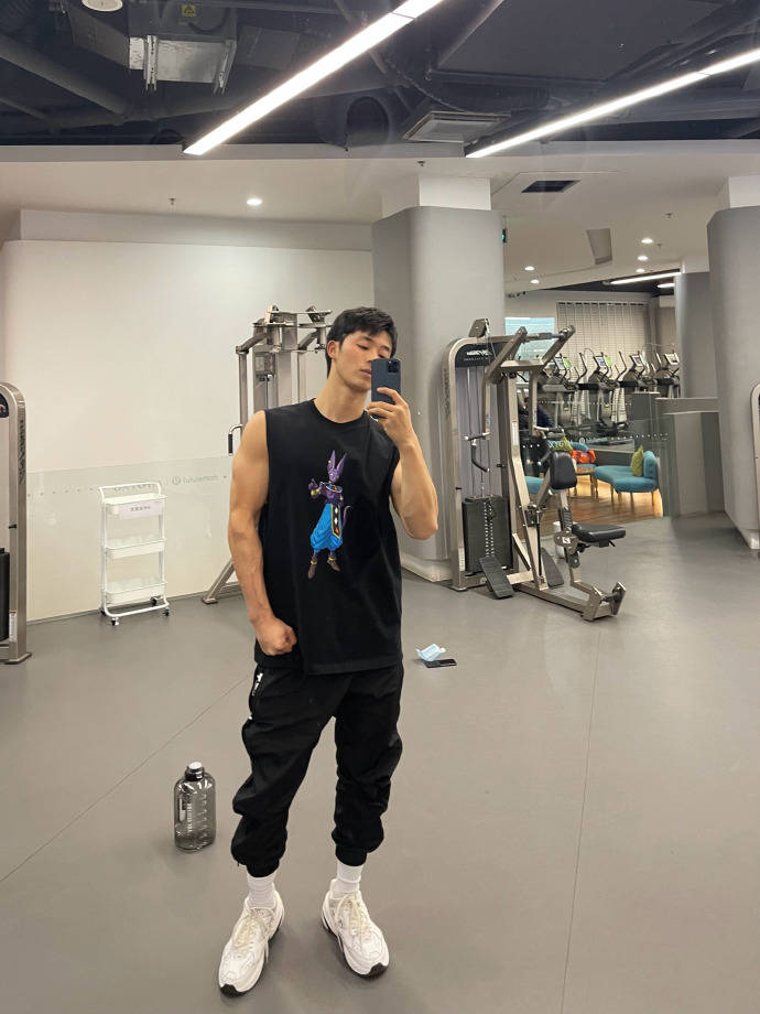 原创北京体育大学肌肉学霸一身腱子肉如雕刻做明星私教炙手可热